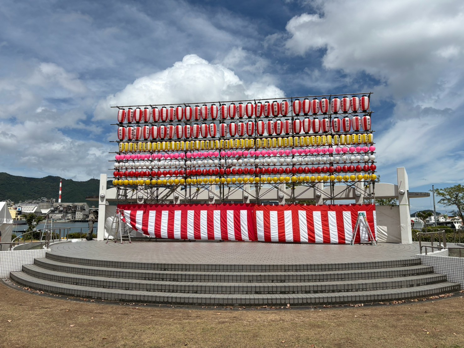 第63回 津久見扇子踊り大会の会場設営を行いました